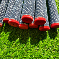Grips de golf bleu marine – gros plan sur les embouts rouges des grips