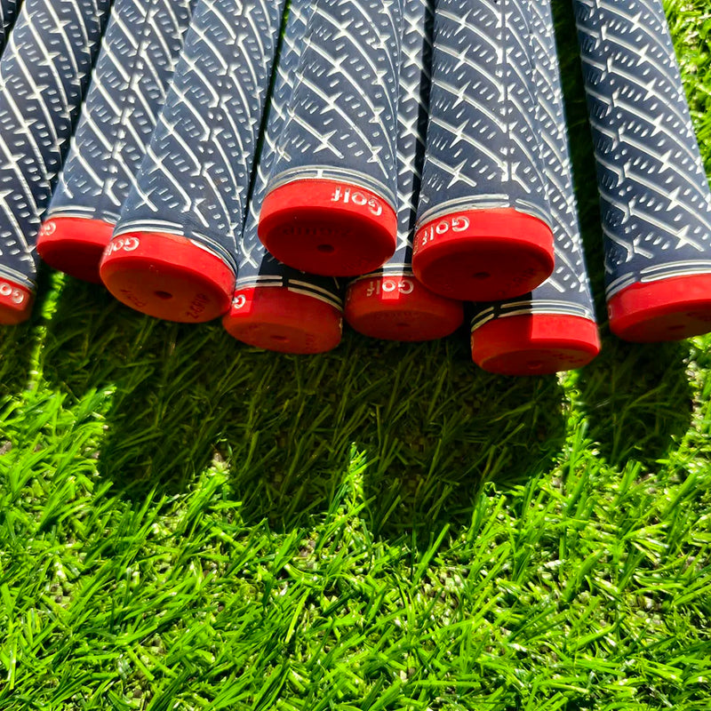 Grips de golf bleu marine – gros plan sur les embouts rouges des grips