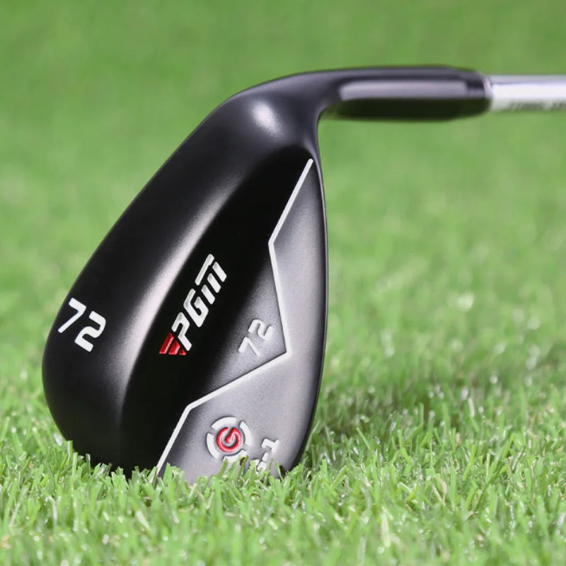 Sand wedge golf 72° – tête noire posée sur l'herbe, vue de côté