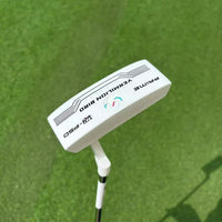 Putter lame blanc quadrillé – tête vue en perspective avec le manche sur le green
