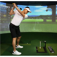 Entraîneur de swing de golf – golfeur en plein swing devant un écran de simulation