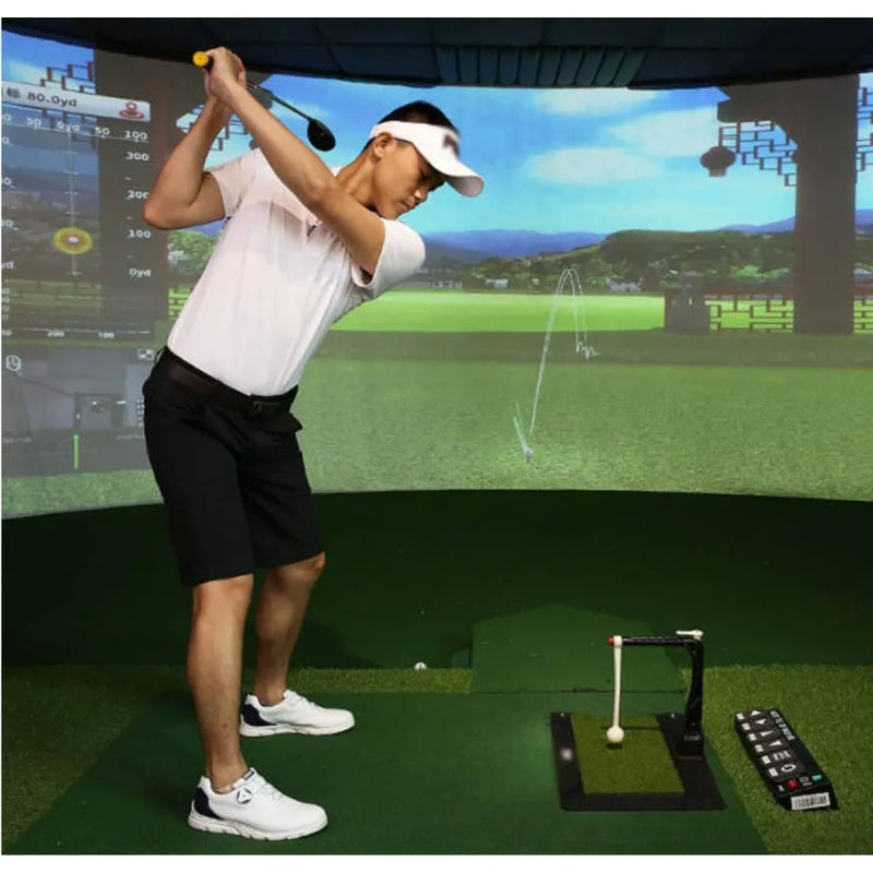 Entraîneur de swing de golf – golfeur en plein swing devant un écran de simulation