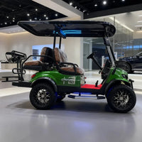 Voiturette de golf électrique pour hôtel et parc – vue de profil de la voiturette verte à pneus crantés en salle d'exposition