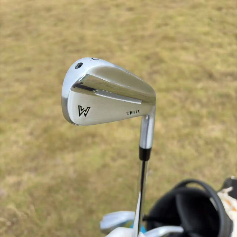 Série de fers de golf forgés – détail de la tête d'un fer