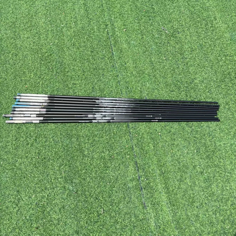 Shaft de driver graphite – manches posés côte à côte sur l'herbe