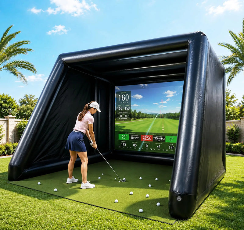 Tente de golf gonflable – golfeuse devant l'écran d'impact dans un jardin