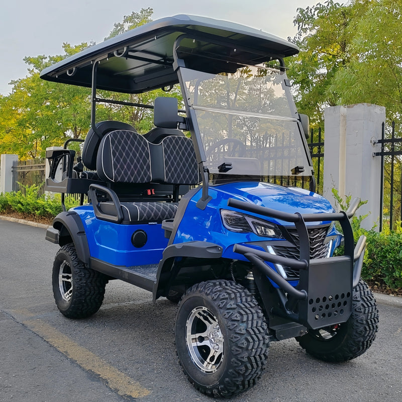 Voiturette de golf électrique surélevée bleue – vue de trois quarts avant avec sièges matelassés