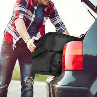 Organisateur de coffre de golf – golfeur qui range le sac dans le coffre d'une voiture