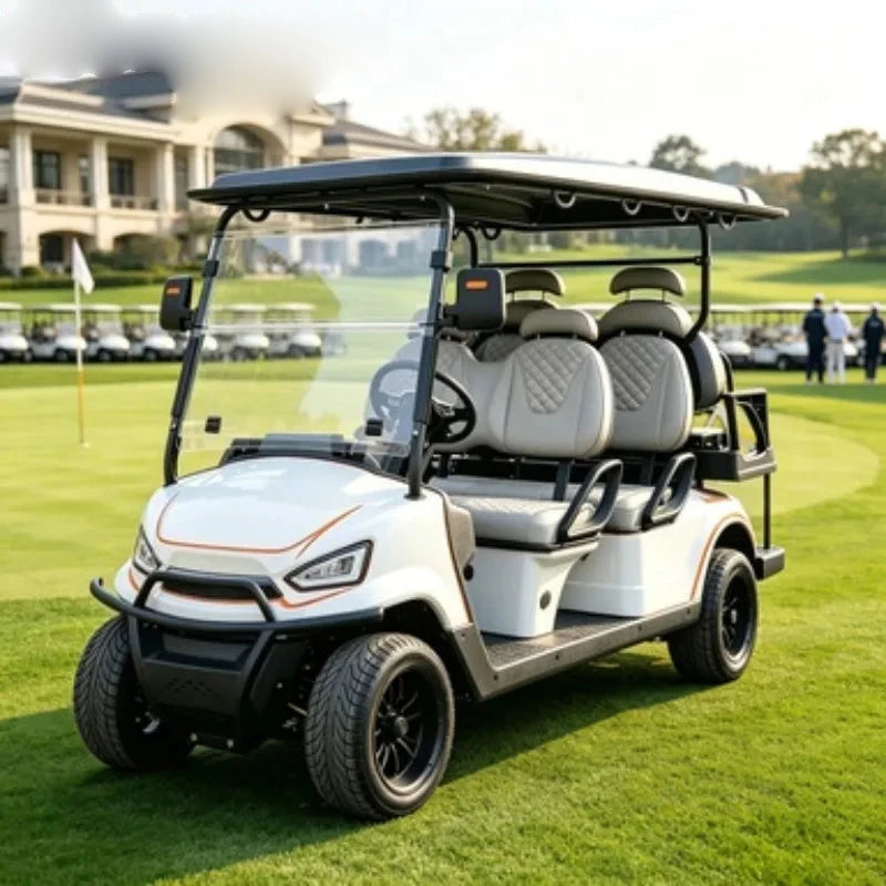 Voiturette de golf 4 places avec chargeur – version blanche à liseré orange devant un club-house