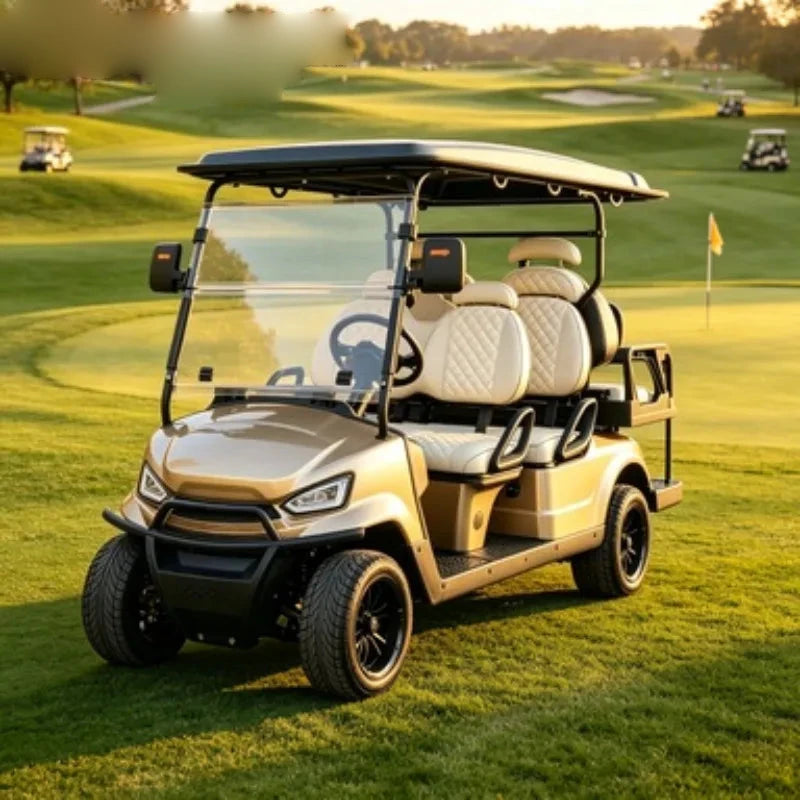 Voiturette de golf 4 places avec chargeur – version dorée à banquettes claires sur le parcours