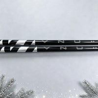 Manche de golf driver graphite – deux manches posés à plat, détail de la gravure