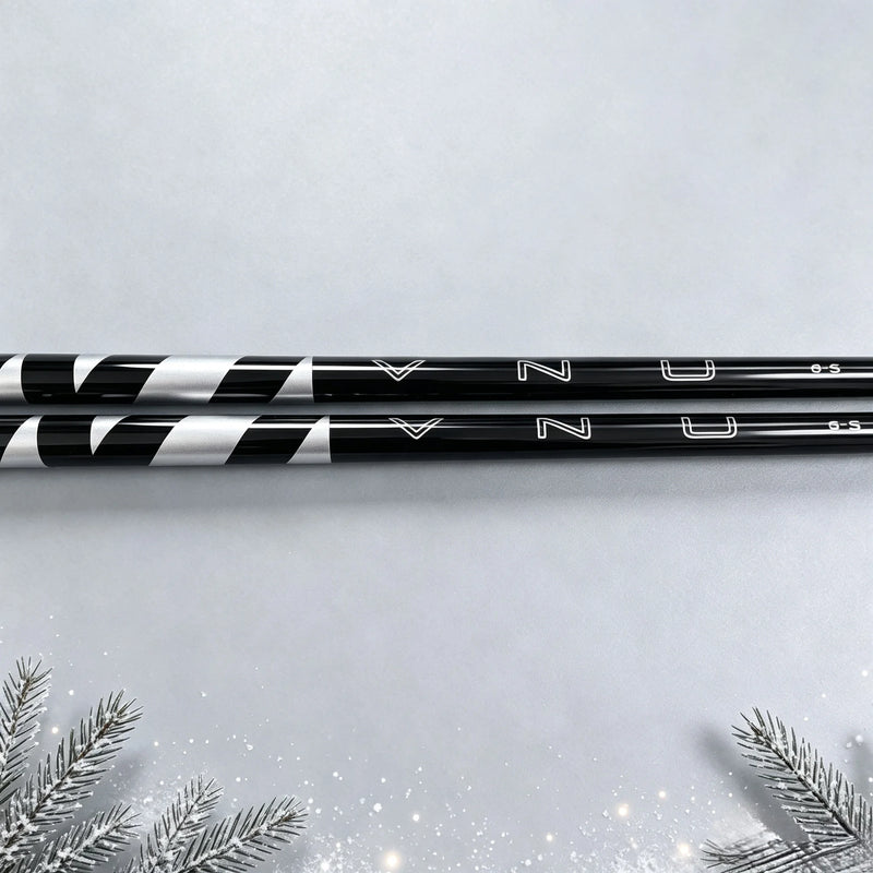 Manche de golf driver graphite – deux manches posés à plat, détail de la gravure