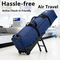 Housse de voyage golf à roulettes – housse bleu marine debout sur son support devant le tapis des bagages