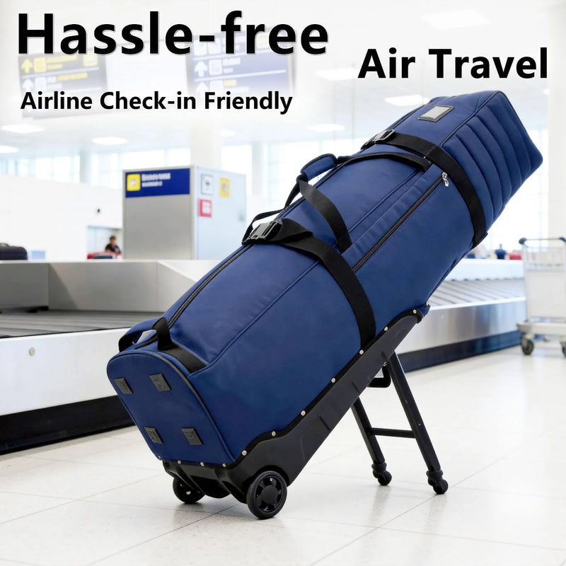 Housse de voyage golf à roulettes – housse bleu marine debout sur son support devant le tapis des bagages