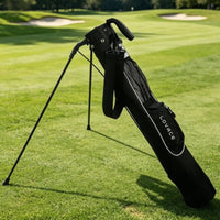 Sac de golf pencil autoportant – posé sur l'herbe d'un parcours