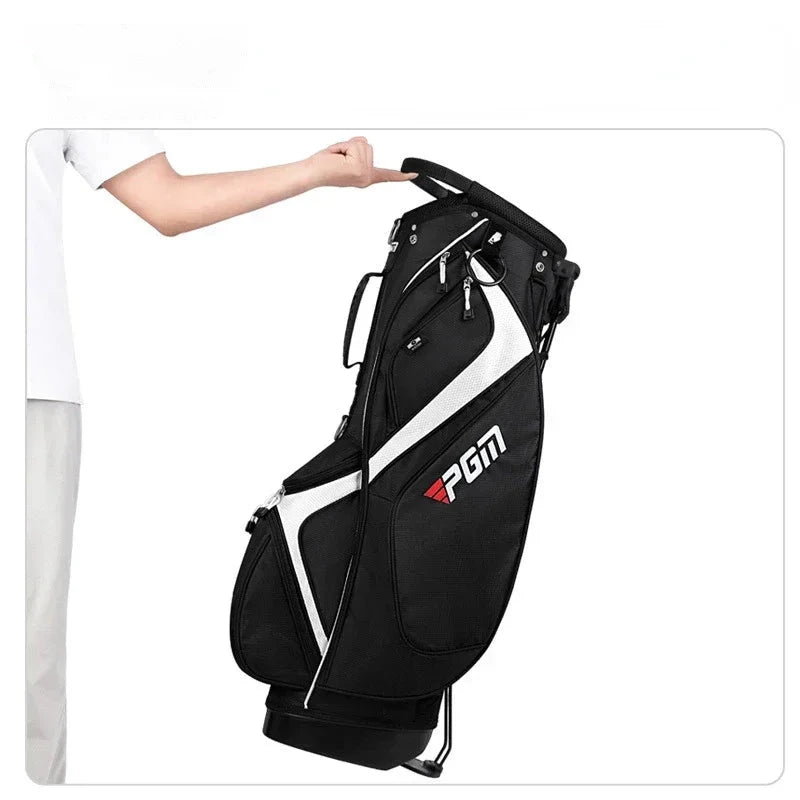 Sac de golf trépied 14 compartiments – main soulevant le sac noir et blanc par la poignée, sac sur son trépied