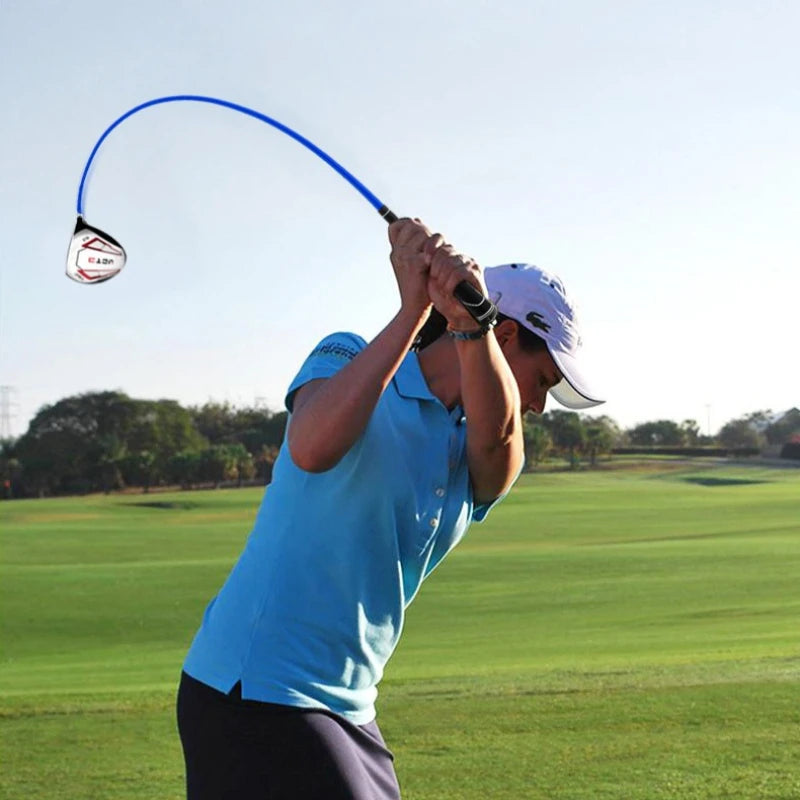 Club d'entraînement swing golf – golfeuse au sommet du swing, manche souple fléchi