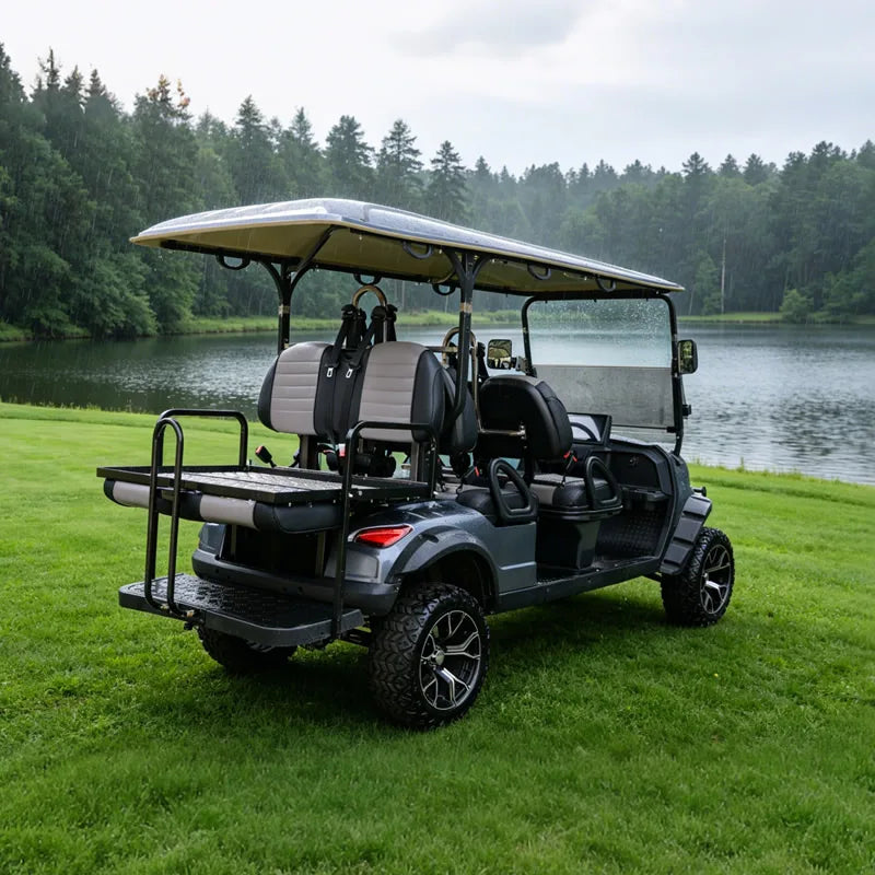 Voiturette de golf électrique lithium – vue arrière avec banquette rabattable au bord d'un lac