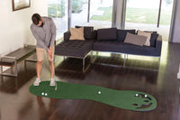 Putting green d'intérieur – golfeur au putting, tapis posé au sol d'une pièce