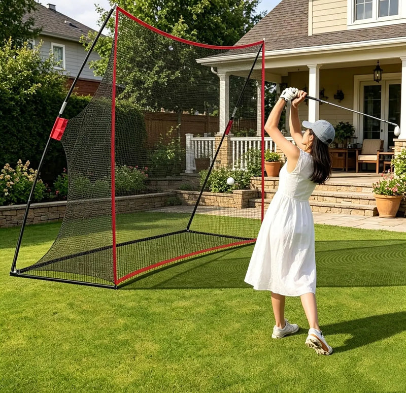 Filet de golf sur cadre – golfeuse devant le filet dans un jardin