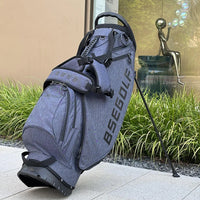 Sac de golf trépied ultra léger – vue de face avec la grande poche de rangement