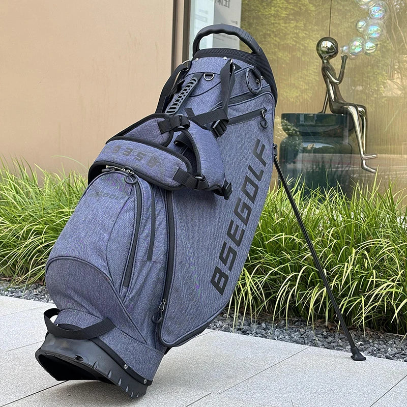 Sac de golf trépied ultra léger – vue de face avec la grande poche de rangement