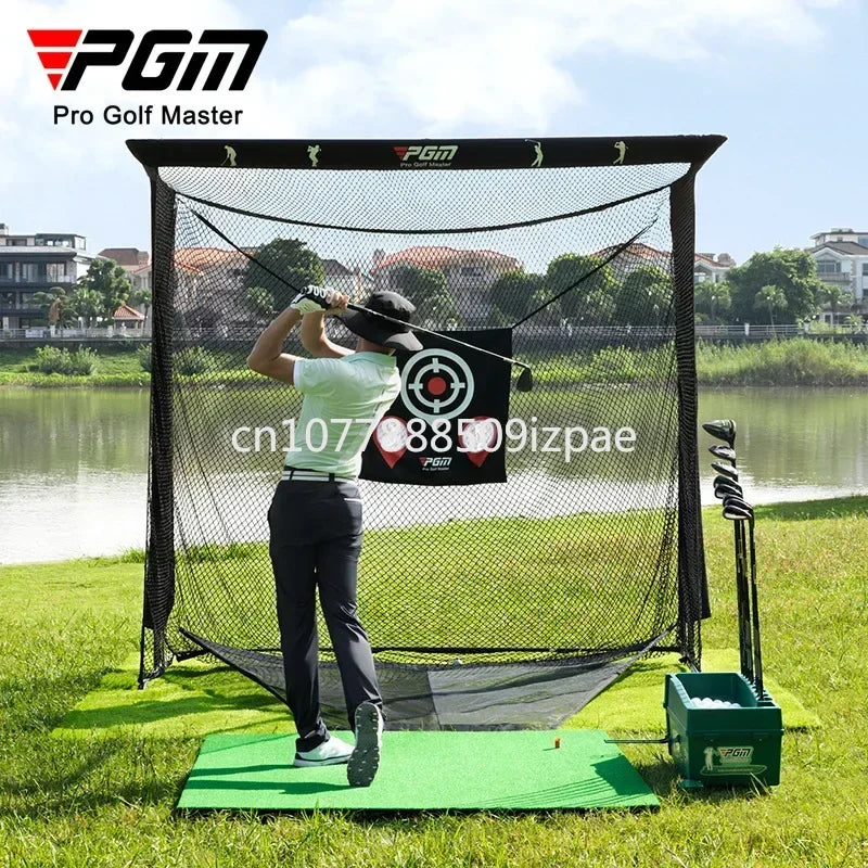Filet de golf avec retour de balles – golfeur en plein swing devant le filet au bord d'un plan d'eau