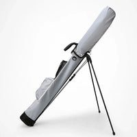 Sac de golf pencil ultraléger – coloris gris sur ses pieds