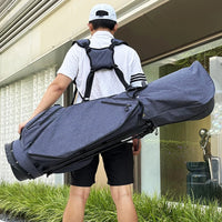 Sac de golf trépied ultraléger – golfeur portant le sac bleu marine sur le dos avec sa double bretelle