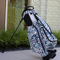 Sac de golf trépied léger à motif animalier – sac à motif tacheté bleu sur ses pieds, vue de côté avec les poches