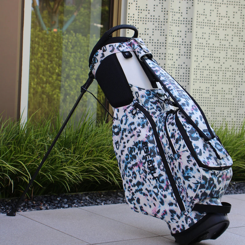 Sac de golf trépied léger à motif animalier – sac à motif tacheté bleu sur ses pieds, vue de côté avec les poches