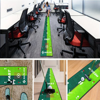 Tapis de putting golf – tapis déroulé dans un bureau entre les postes de travail