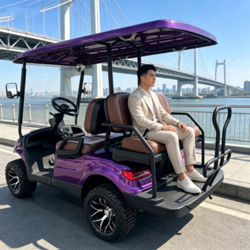 Voiturette de golf électrique – version violette, vue de trois quarts arrière avec sièges marron