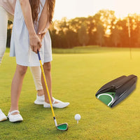 Coupelle de putting à retour automatique – en situation sur l'herbe pendant un coup d'approche