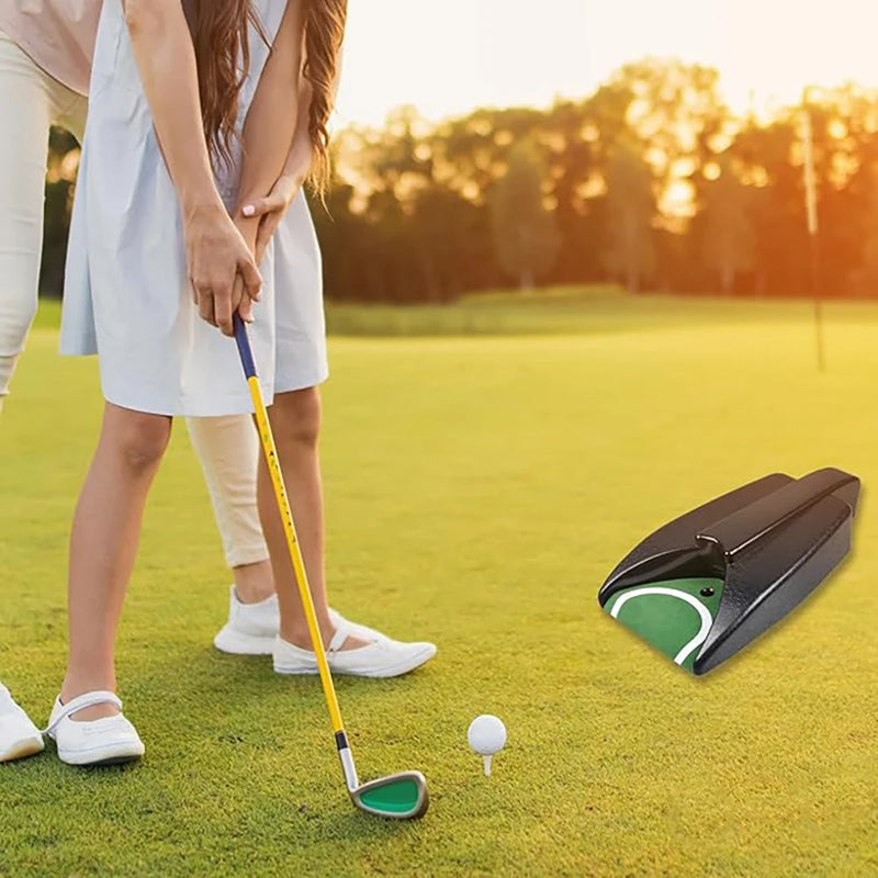 Coupelle de putting à retour automatique – en situation sur l'herbe pendant un coup d'approche