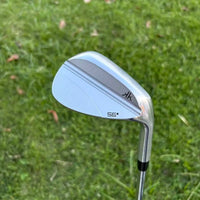 Wedge golf CNC – tête de loft 56° vue de dessus sur l'herbe