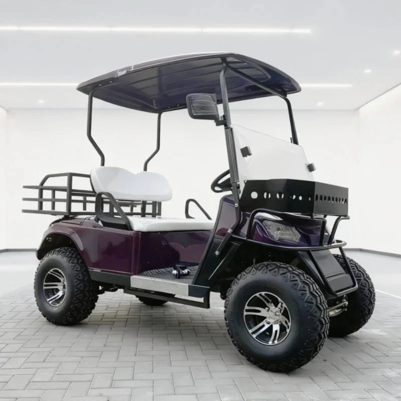 Voiturette de golf 2 à 10 places – vue de trois quarts, sièges blancs et plateau arrière