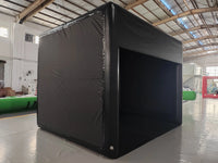 Tente gonflable de simulateur de golf – vue de côté de la structure noire