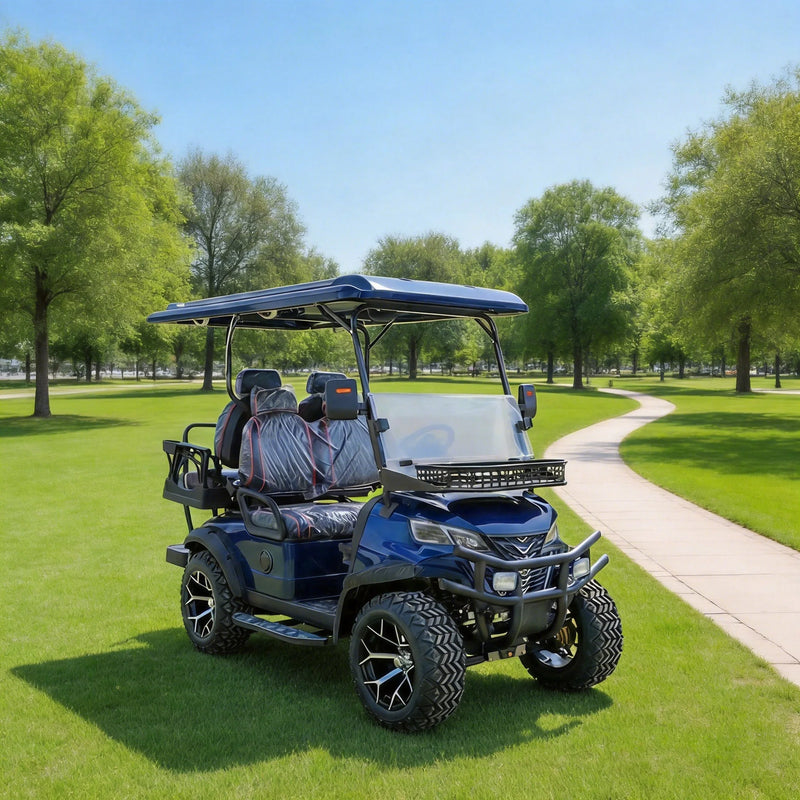 Voiturette de golf électrique 4 places compacte – carrosserie bleu marine dans une allée de garage