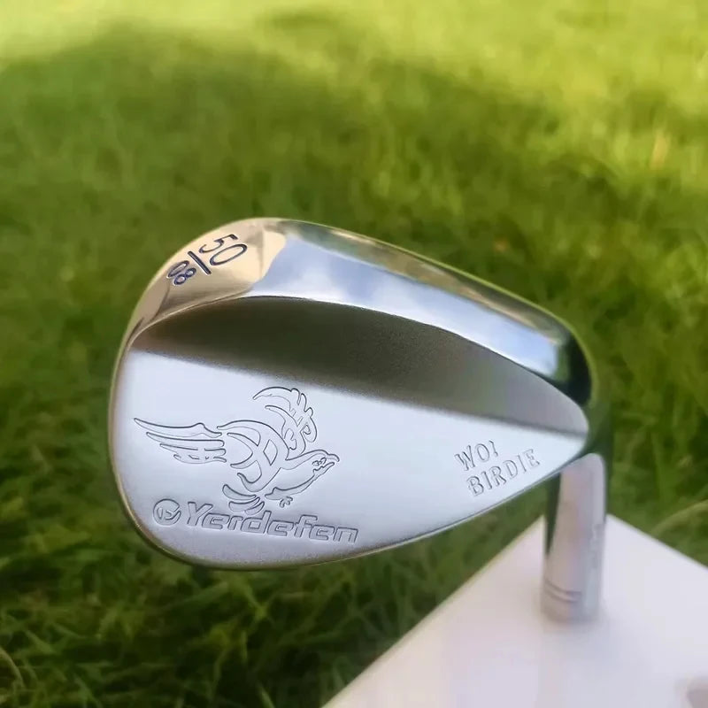 Tête de wedge de golf forgée – finition argent de 50° sur son support