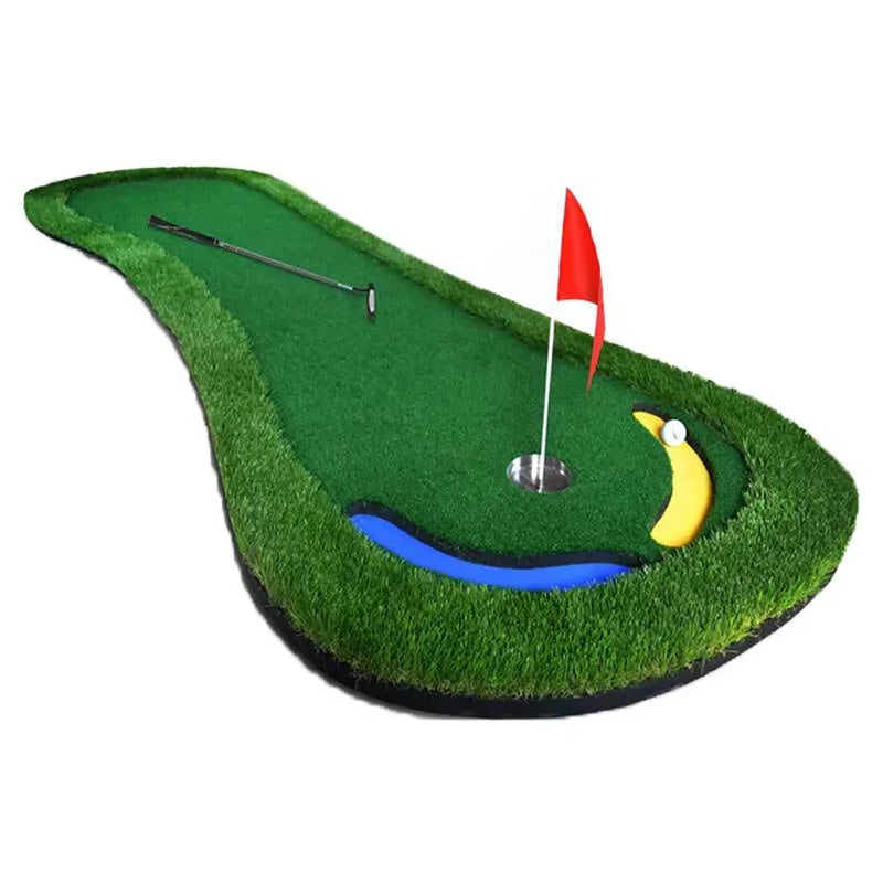 Putting green d'entraînement – trou, drapeau rouge et reliefs bleus et jaunes en gros plan