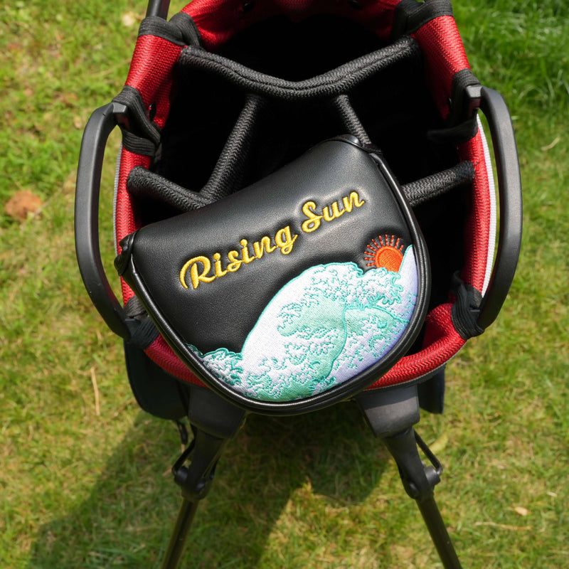 Putter maillet fraisé CNC – couvre-putter brodé posé sur un sac de golf