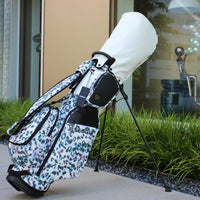 Sac de golf trépied léger à motif animalier – sac à motif tacheté bleu et son capot crème, vue de face