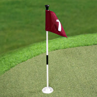 Drapeau putting green avec trou amovible – drapeau numéroté planté sur le green