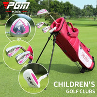 Set de golf enfant 4 clubs – set rose avec sac trépied sur un parcours