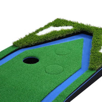 Tapis de putting 3 m à trois trous – gros plan sur un trou, la gouttière bleue et la bordure de gazon