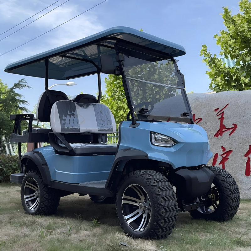 Voiturette de golf électrique classique – version bleue à sièges blancs, vue de trois quarts