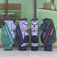 Quatre sacs de golf chariot en vert, bleu marine, blanc et noir devant un mur vert