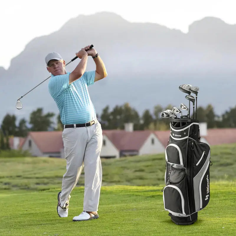 Set de golf complet homme – joueur au swing avec un sac sur le parcours