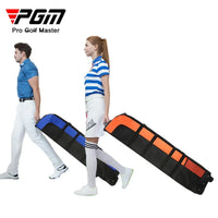 Housse de voyage golf pliable – deux voyageurs tirant les housses bleue et orange sur leurs roues